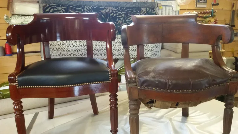 fauteuils acajou, cuir clous