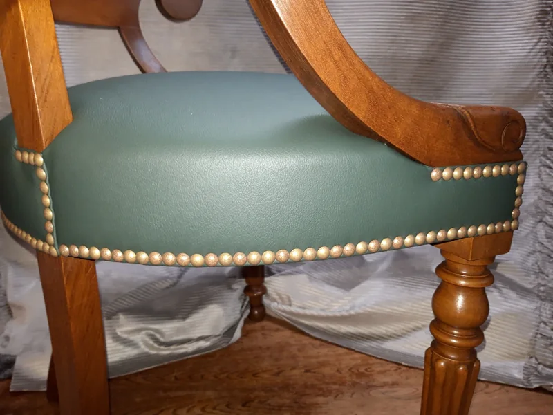 fauteuil cuir vert clous